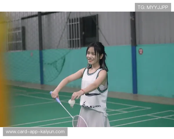 羽毛球场上的“意外之举”——运动员装备忘带借拍上阵的精彩瞬间